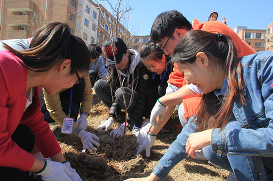 學生處舉辦“十年樹木百年樹人，師生共建學子林”植樹活動